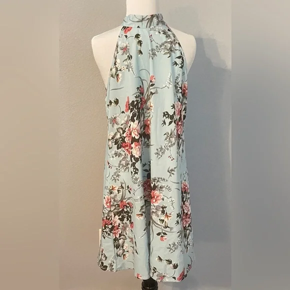 🛑**SOLD**Light green/blue mini, lightweight, halter dress with tie front - Picture 5 of 7